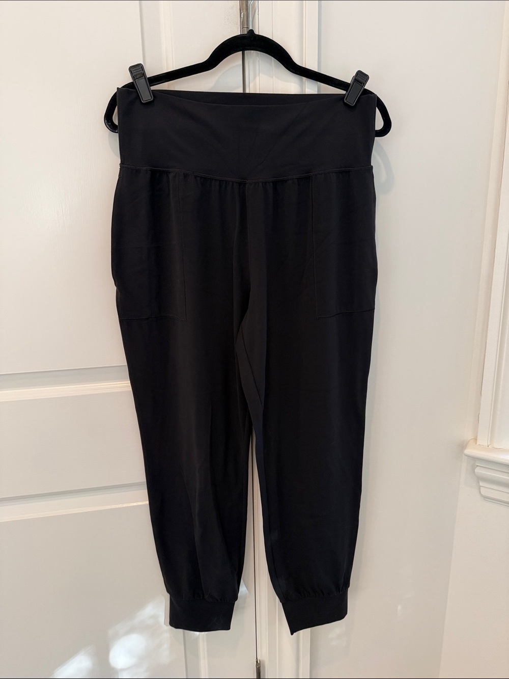 Athleta Black Salutation Jogger in Powervita Size XL